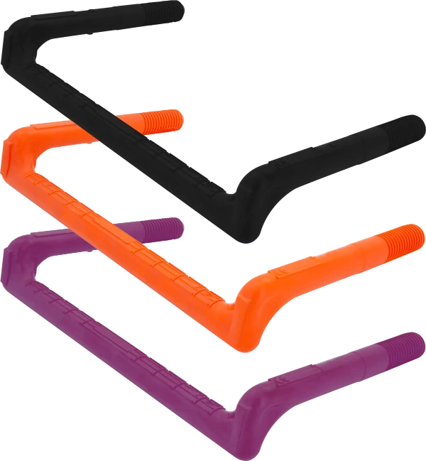 Drei Steigbügel in der Form A übereinader angeordnet in schwarz, orange und violett